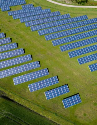 Photo de dessus d'un champ de panneaux photovoltaïques