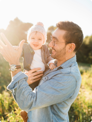 Photo d'un père et son bébé avec couché de soleil