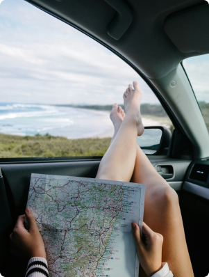 Personne allongé dans sa voiture au bord de la mer