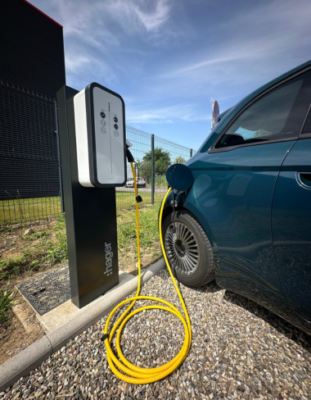 Voiture qui charge sur une borne de recharge